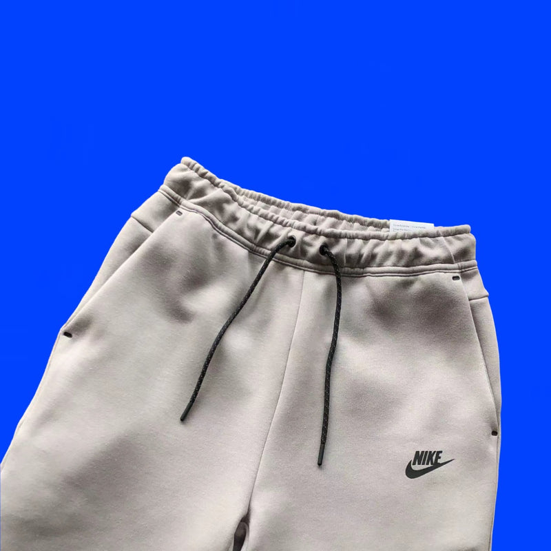 BERMUDA NIKE TECH FLEECE MOLETOM "BRANCO ESCURO"