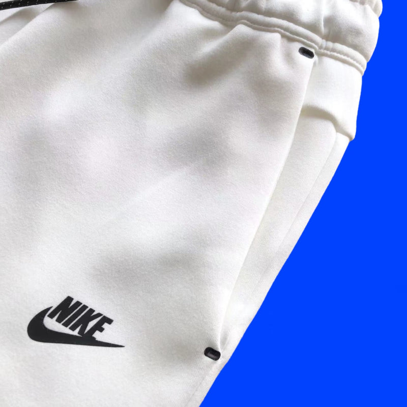 BERMUDA NIKE TECH FLEECE MOLETOM "BRANCO"