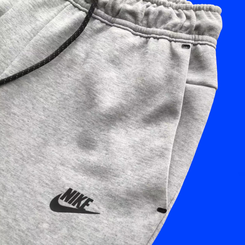 BERMUDA NIKE TECH FLEECE MOLETOM “CINZA"